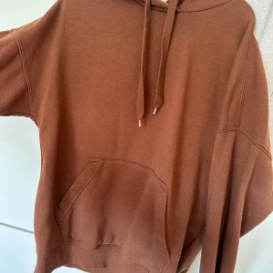Brun hoodie - Bra skick, säljes pga att den inte används längre. Står storlek xxs men är mer som en S