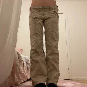 Cargopants  - Fina beiga cargopants köpta secondhand, jag är 1,69❣️