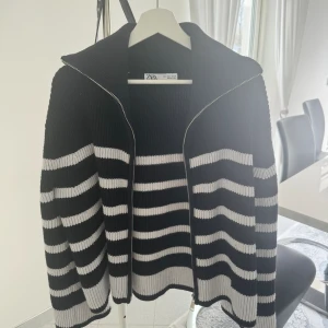 Zara tröja - Superfin Tröja/kofta från zara. Endast använd ett fåtal gånger. Tveka inte på att skriva vid frågor eller intresse!🙌🏻 