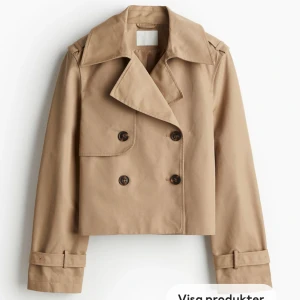 Slutsåld Trenchcoat - Superbra skick, använd två gånger men kommer inte till användning så mycket.  Strl XS  Slutsåld 
