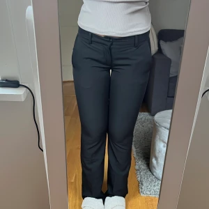 Lågmidjade kostymbyxor med bootcut  - Säljer dessa superfina lågmidjade kostymbyxor med bootcut som nyligen är köpte på bikbok (modellen Vera), då dom är för små för mig!🫶🏼