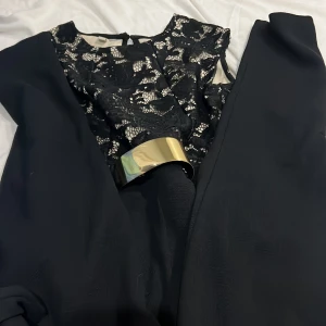 Byxdress  - En fin festlig byxdress. Typ o använd. 