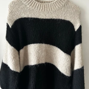 Stickad randig tröja - Super snygg. Aldrig använd och bra skick💓