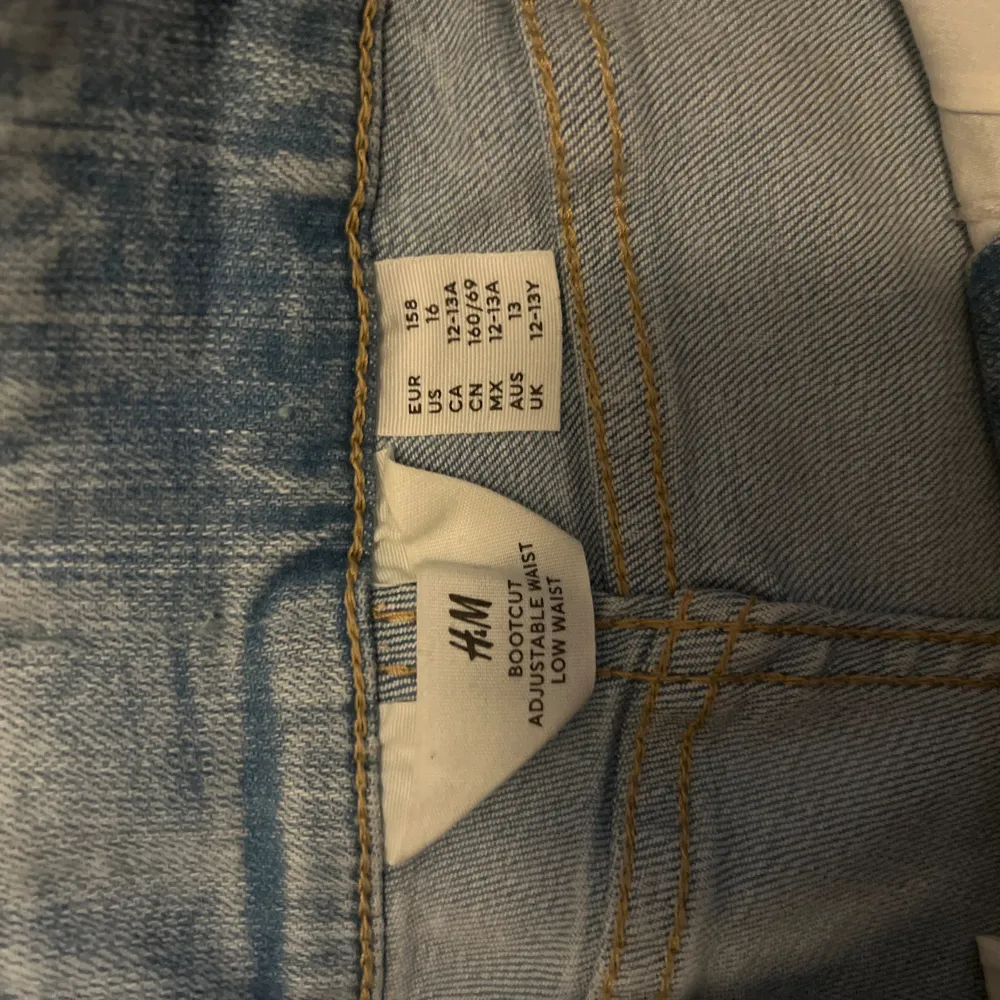 Low waisted jeans från H&M andvänd bara 1 gång. . Jeans & Byxor.