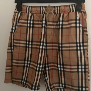Burberry shorts  - säljer par helt nya feta burberry shorts för dom är för små på mig, funkar som bad shorts och man kan även gå runt me dom