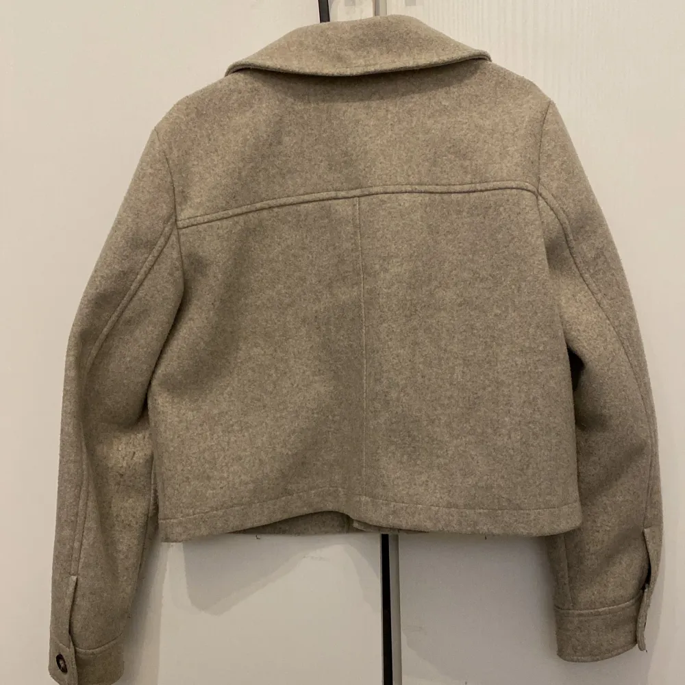 Jättefin kappa från vero moda som tyvärr inte används. Kappan är i stl M men är liten i storlek så den sitter som en S. Köparen står för frakten! Nypris 579kr Mitt pris 300kr eller kom med förslag. Takit.