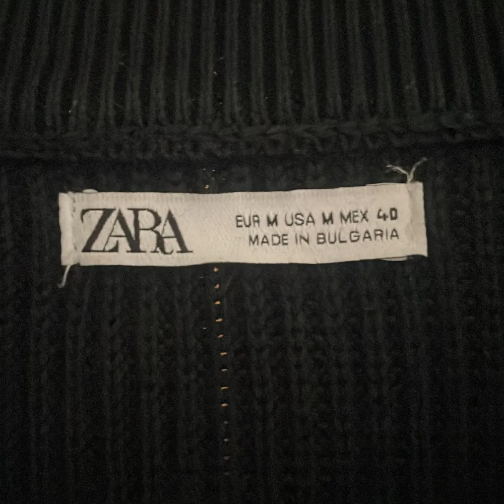 Zara halvzip i mörkgrön färg!. Stickat.