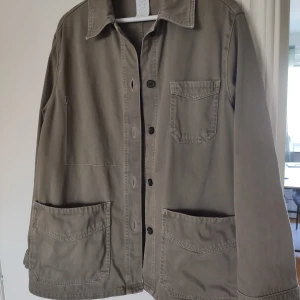 Canvasjacka Carin Wester - Vår/sommarjacka Cedric från Carin Wester. Overshirt/skjortmodell med stora praktiska fickor. Storlek XS men oversizad så passar S-M också. Fint skick