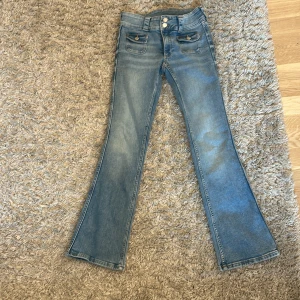 Jeans  - Säljer dessa low waist bootcut jeans från hm, använts typ 2 ggr, bfa skick 