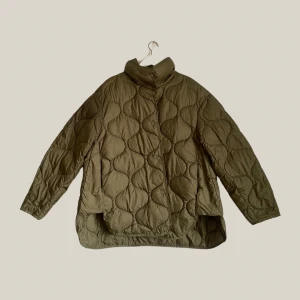 Dunjacka quiltad  - Grön quiltad dunjacka från JJXX. Stor i storleken men snygg som oversized. Nyskick! 