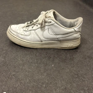 Air force 1 - Hej! Säljer mina air force då dom blivit för små. Smått skador men inget som syns när man har på dig skorna då dom ”stora” skadorna är i skon. Finns en liten skada utanpå vid hälen”kom priv för bild” syr skadan innan jag skickar.Tvättar även skorna!
