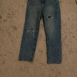 Jeans - Bild 1: Högmidjade blå straight jeans med hål i, från kappahl. Bild 2: Högmidjade ljusblå slim fit jeans, från lindex, modell Selma.  Båda är i fint skick, i princip som nya!  80 kr  för dom bild 1. 50 kr  för dom på bild 2. Priset kan disskuteras