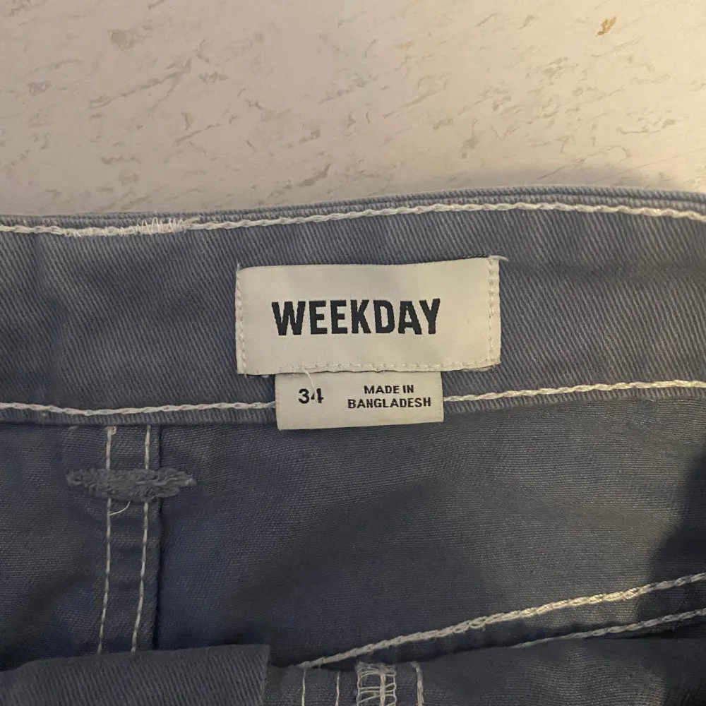 Jättesnygga weekday byxor som jag älskar, men längre inte är min stil! Använd flitigt men ser som nya ut! . Jeans & Byxor.