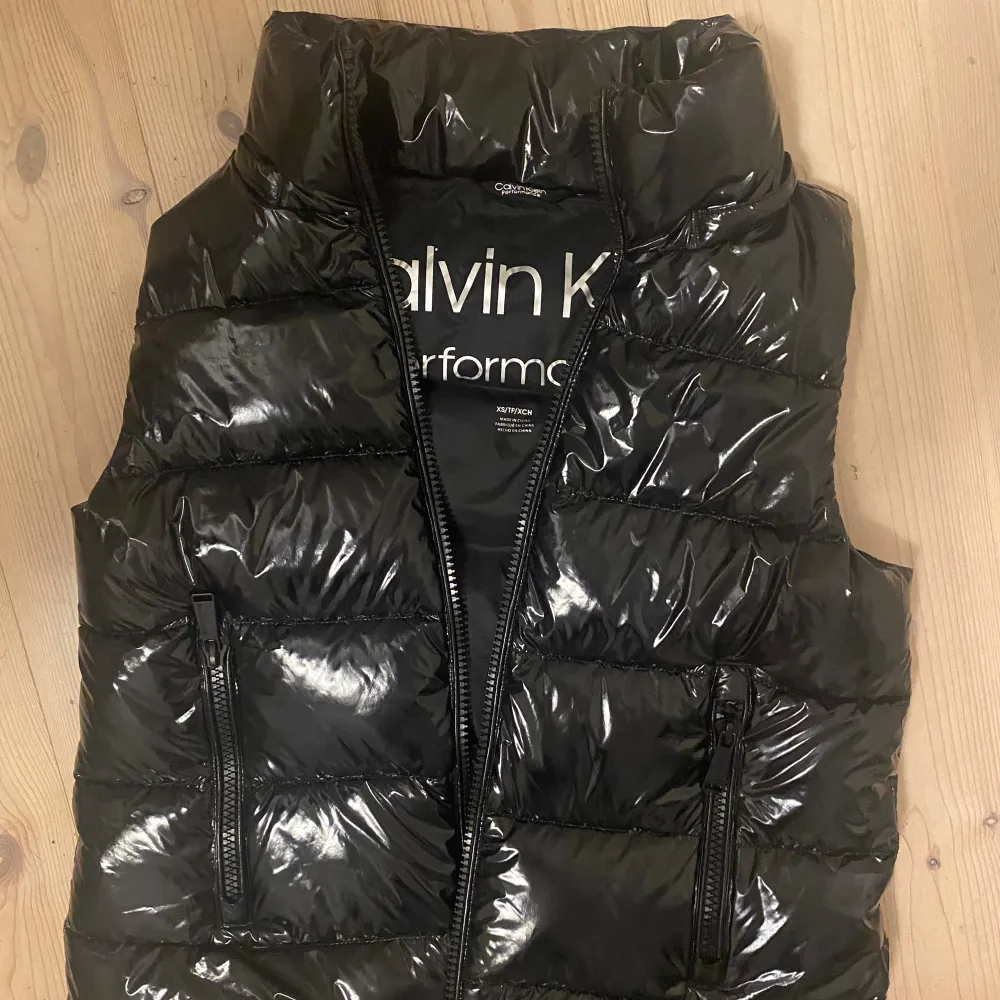 Calvin klein performance väst i storlek xs men skulle mer säga att den är S. Säljer pågrund av att den är lite stor och jag har typ aldrig använt den 💕  Skriv om mer bilder eller frågor✨. Jackor.