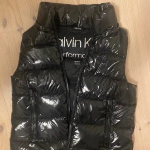Calvin klein väst - Calvin klein performance väst i storlek xs men skulle mer säga att den är S. Säljer pågrund av att den är lite stor och jag har typ aldrig använt den 💕  Skriv om mer bilder eller frågor✨