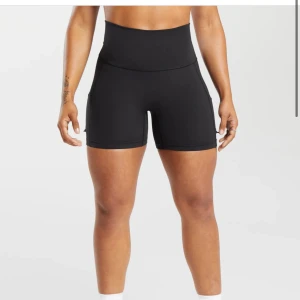 Gymshark shorts - Hej säljer dessa träningsshorts från gymshark då de inte kommer till användning. De är i perfekt skick och har använda fåtal gånger. Nypris 449kr.