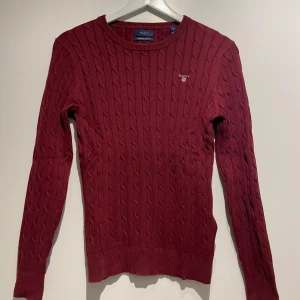 Vinröd kabelstickad tröja - Vinröd kabelstickad tröja från Gant i storlek M. Bra skicka 
