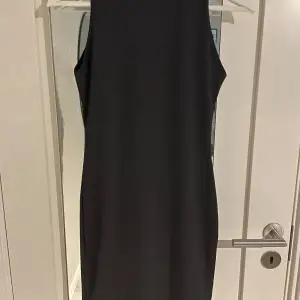 Hej! Säljer nu denna svarta klänningen från shein då den inte kommer till någon användning. Köparen står för frakten!