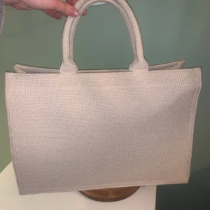 Stor väska - Något år gammal från H&M. Super fin och rymlig. Inga defekter då den knappt har använts. Köparen står för frakt!