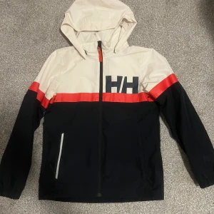 Helly hansen jacka  - Bra skick storlek 152  Köptes för 2500kr Pris kan diskuteras 