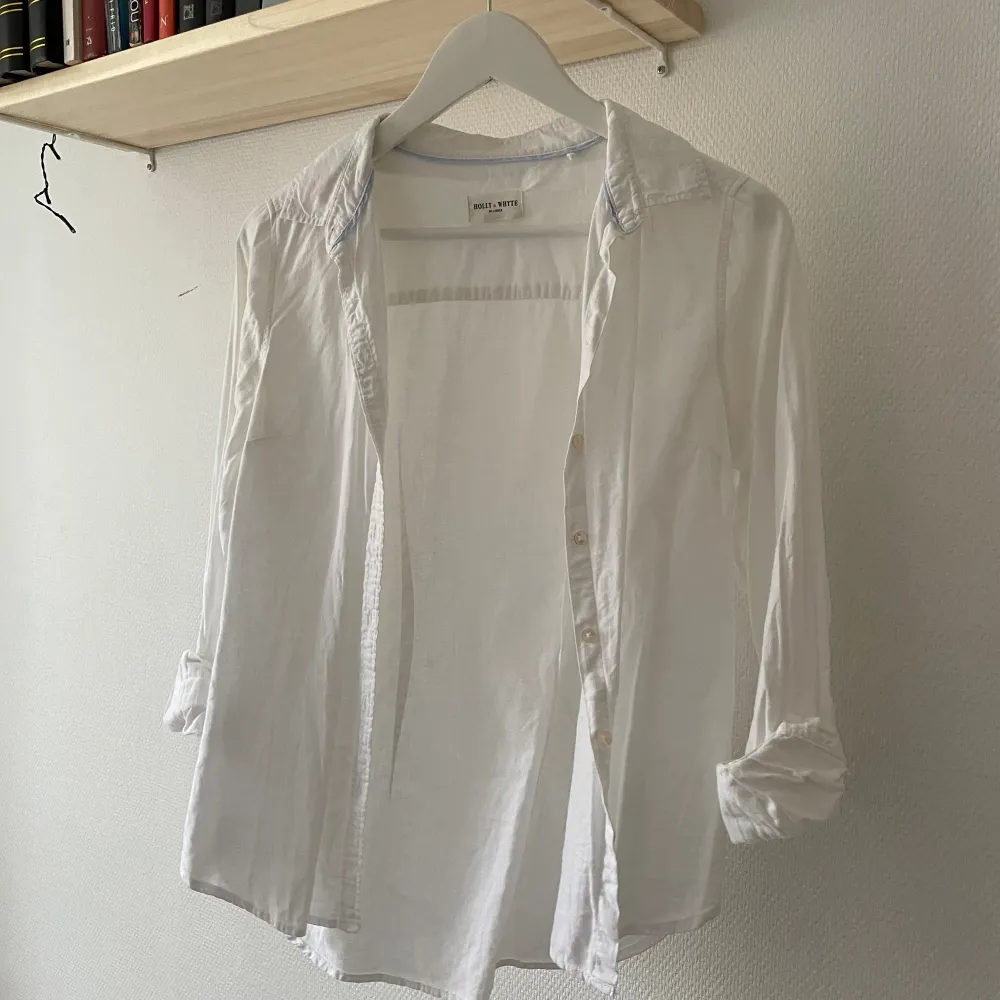 Hej! Säljer en vit linneskjorta köpt på Lindex. Skjortan är i storlek 36 och något figursydd. Köparen står för frakten. . Skjortor.