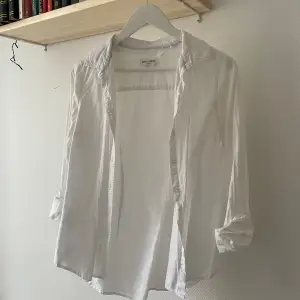 Hej! Säljer en vit linneskjorta köpt på Lindex. Skjortan är i storlek 36 och något figursydd. Köparen står för frakten. 