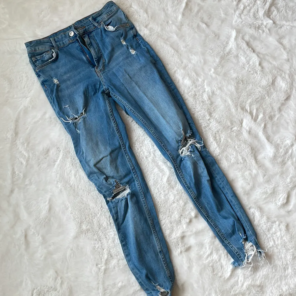 Stretchiga jeans med hål, ifrån Bershka. Formar sig jättebra efter kroppen och känns som tights.. Jeans & Byxor.