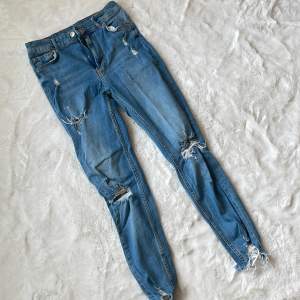 Stretchiga jeans med hål, ifrån Bershka. Formar sig jättebra efter kroppen och känns som tights.