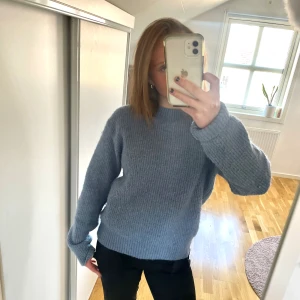 Stickad tröja - En jätte fin blå ribbad tröja,mjuk och lite nopprig men inget man tänker på.💗💗 säljer då jag inte har användning till den,är i storlek XS men skulle säga  att den passar som S💗
