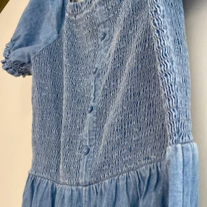 Jeans suit off-shoulder - Jättevacker jeans suit, det är ingen hård jeans utan ganska skön material som passar perfekt för sommarens värme