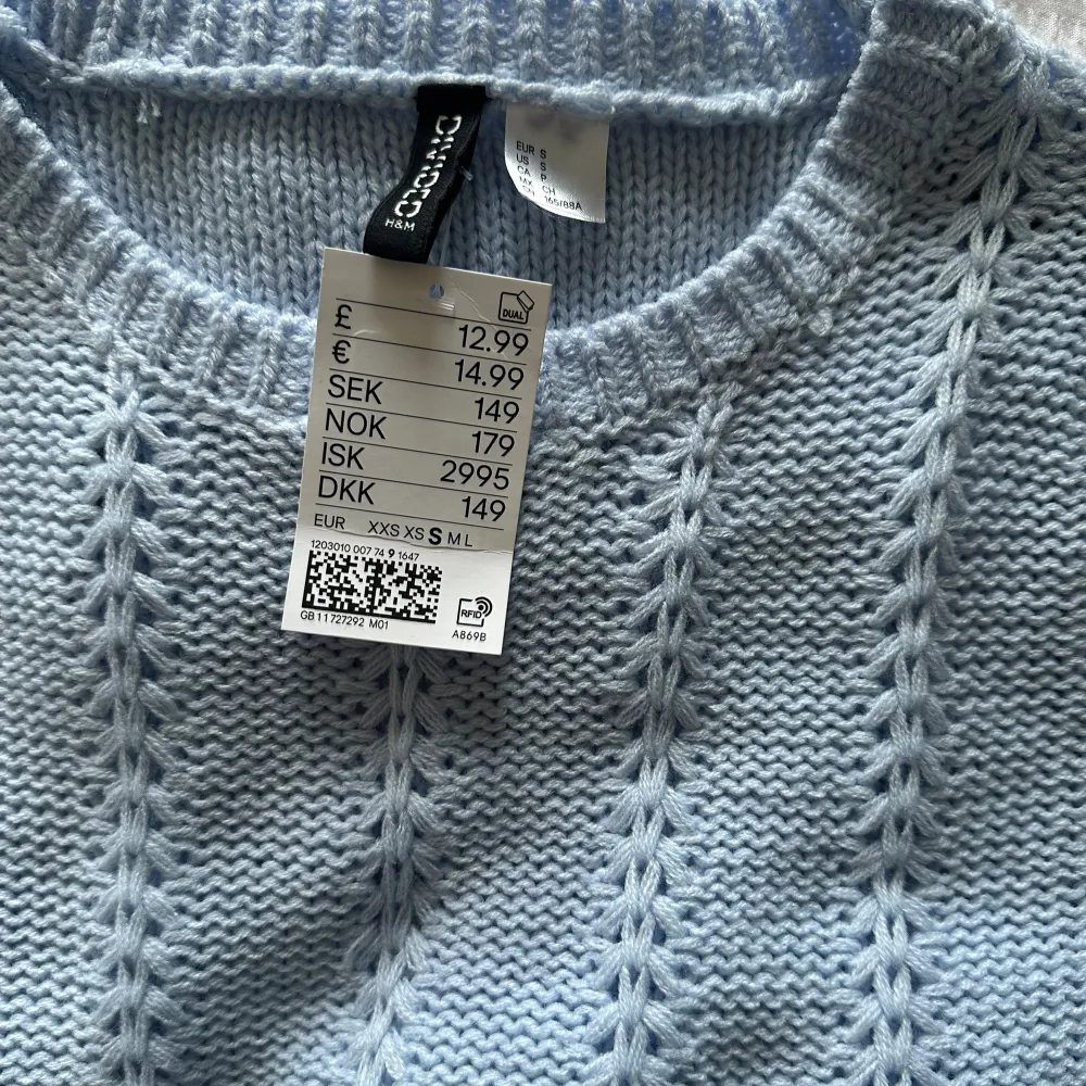 Säljer två jätte fina kortärmade tröjor från hm aldrig använda med prislappen kvar!! För fler bilder är det bara att höra av sig!!💕90kr st. Stickat.