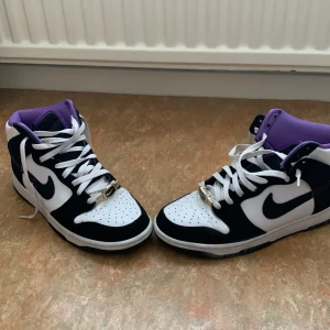 Dunk high retro premium emb  - Säljer dessa Dunks Strolek 42.5. Köpta förra sommaren men de är använda 2-3 gånger så deras skick är 10/10. Väldigt fina sommarskor och det är inte många människor som har. Går såklart att fixa fler bilder. Pris går såklart att diskutera! 