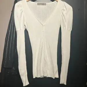 Säljer denna långärmade vita tröja från zara storlek s