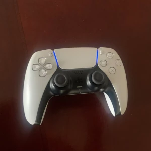 PS5 Kontroll (Nyskick)  - Säljer en PS5 kontroll som köptes i julklapp men Nu har spelet sålts  