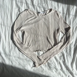 långarmad topp - långarmad ribbad topp från lager 157, har en lite fläck på armen(kan säkert tvättas bort) annars inga fel🌸