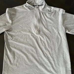 Abacus golftröja - En grå abacuströja i bra skick. Fungerar bra till golf eller annan sport. Storlek M. Nypris 699kr.