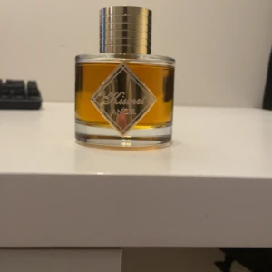 Kismet Angel (Bästa klonen av angel share) - Säljer den bästa klonen av angel share, testar några gånger men angel share dna passar inte riktigt mig. 97ml kvar skulle jag gissa på, men ser full ut typ. Fungerar till killar och tjejer:) låda o full presentation ingår.