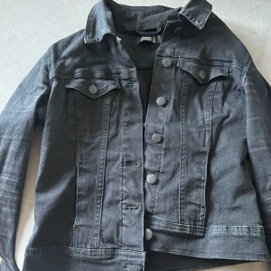 Jeansjacka KROPPAD - Svart jeansjacka, kroppad, använd en sommar. Från Even & Odd