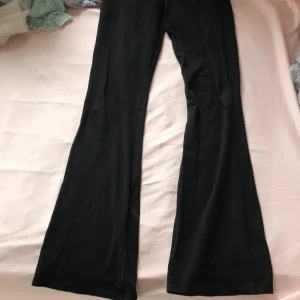 Flear leggings  - Snygga leggings i svart färg det är för små för mig.