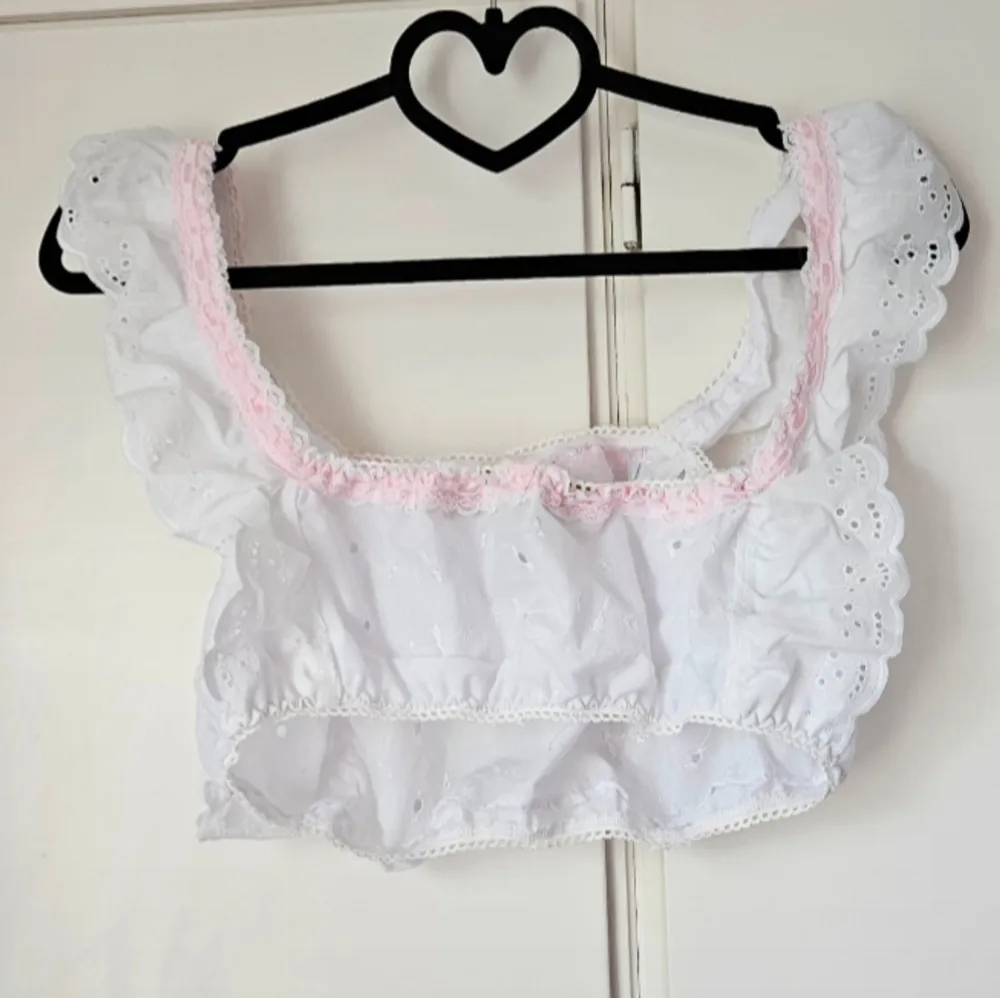 Handsydd croptop från Malicious Designs. Endast testad.  ''Onesize'' men uppskattar att den passar XS-M. Hittade inte just denna toppen på hemsidan så kan inte se vad den kostat, men uppskattar att den kostat runt 800 - 1000 kr med frakt och tull inr. Toppar.