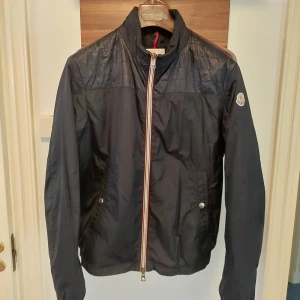 Äkta Moncler Portneuf strlk 3 - Svart äkta Moncler jacka, modell Portneuf Giubbotti storlek 3. Fint skick 9/10. Inga skador vad jag jag kan se. 