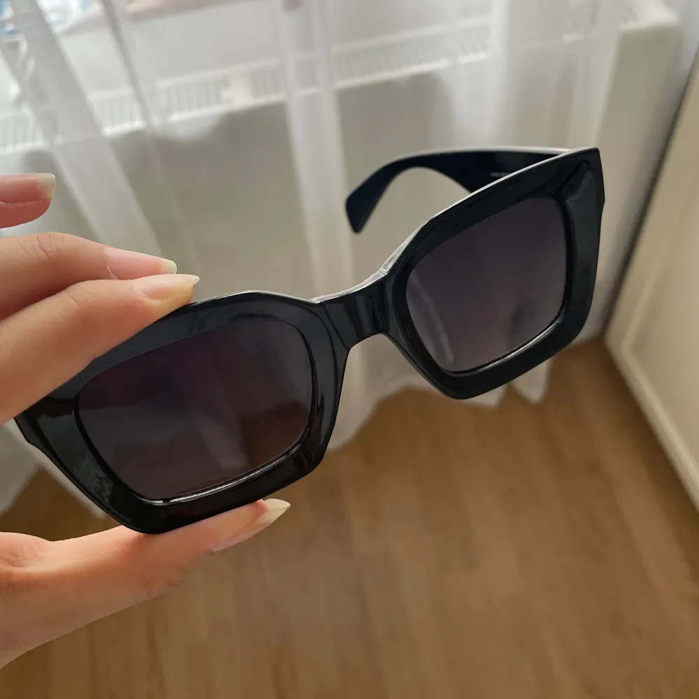 Säljer dessa solglasögon från asos då de inte används! tror inte att de går att köpa längre💓. Accessoarer.