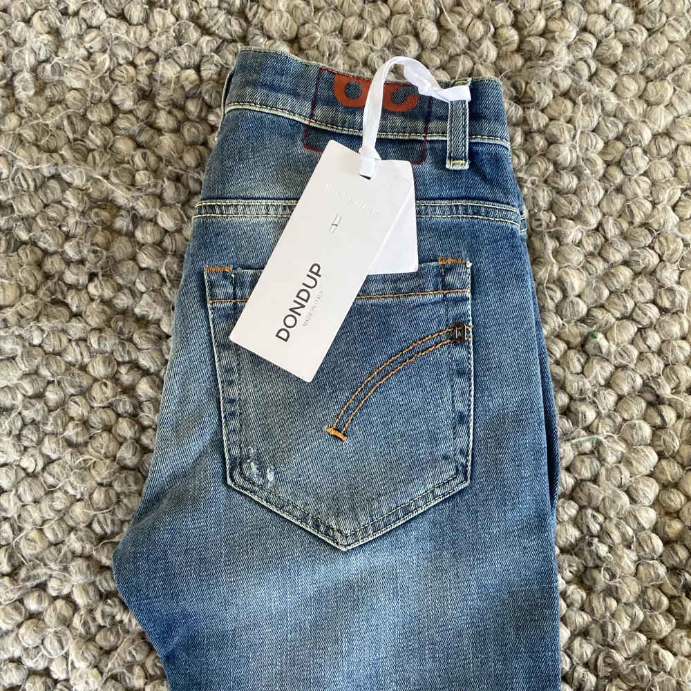 Ett par riktigt snygga Dondup George Jeans i storleken 29, helt nya, aldriga använda med tagsen kvar, skriv vid fler frågor eller funderingar!. Jeans & Byxor.