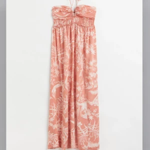 Sommarklänning - Aldrig använd och passar perfekt nu till sommaren💕💕