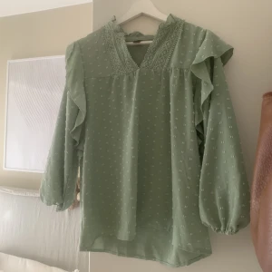 Grön blus  - En grön blus i storlek xs/s. Super fin inför sommar o vår.