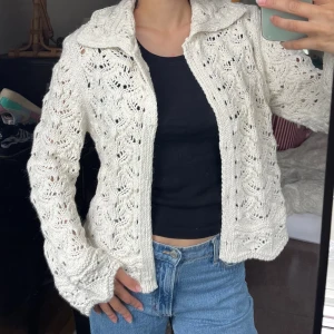 Stickad kofta - Vit stickad kofta köpt second hand. Inte stickig! Väldigt gosig:)