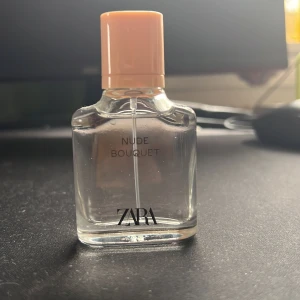 Zara nude bouquet edt - Endast testad, minst 29/30ml kvar. Fin doft.