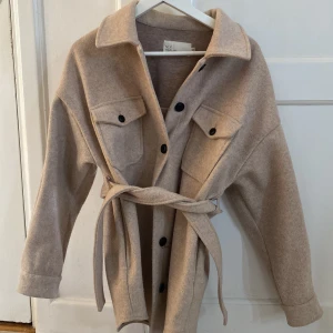 Beige kappa - Säljer min beiga kappa eftersom att den inte kommer till användning. Nyskick. Nypris- 799kr