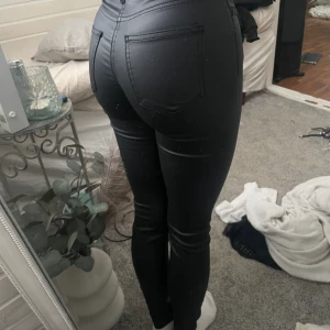 Byxa i fakeskinn/läder - Skinnbyxa i fakeläder/skinn, fint skick, storlek xxs men skulle säga att de passar xs då de är stretchiga i tyget, sitter fint på