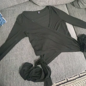 Shein topp - Jätte skön,tunn och den har band som du ska knyta själv.
